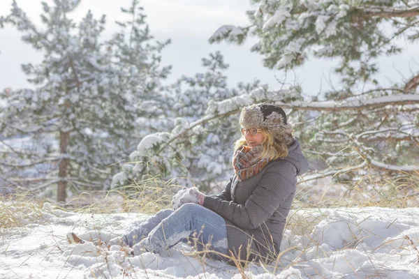 雪の上に座っている女性 — ストック写真