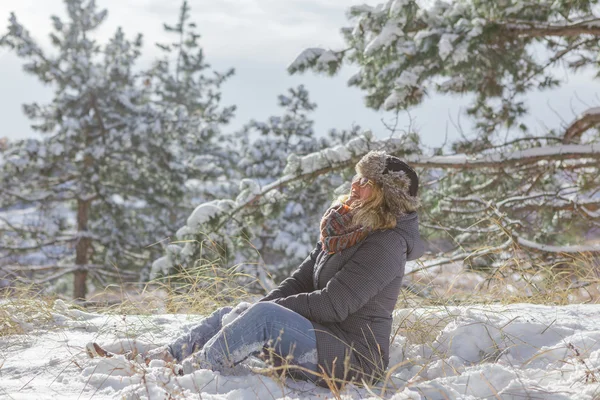 Женщина сидит на снегу — стоковое фото