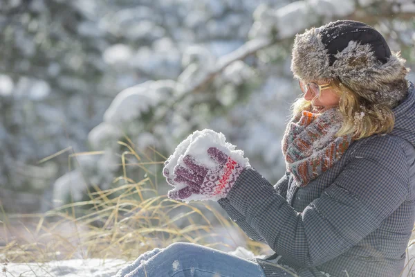 Flicka i vinterskogen — Stockfoto