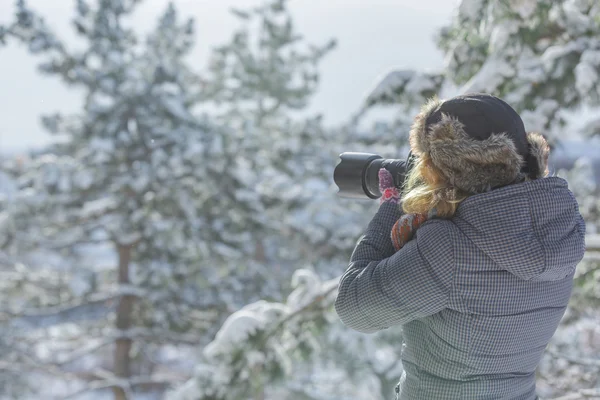 Fotograaf in het winter forest — Stockfoto