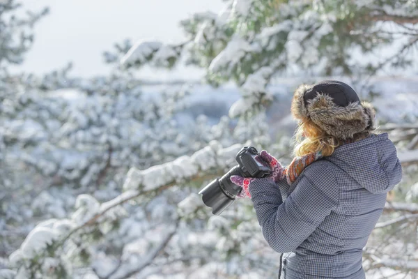 Fotógrafo na floresta de inverno — Fotografia de Stock