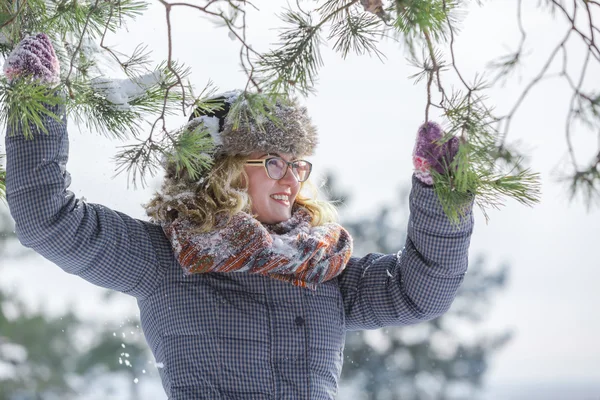 Flicka i vinterskogen — Stockfoto