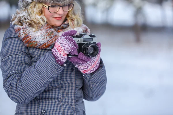 Ragazza con fotocamera retrò — Foto Stock