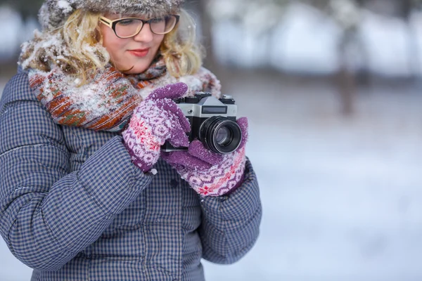 Meisje met retro camera — Stockfoto