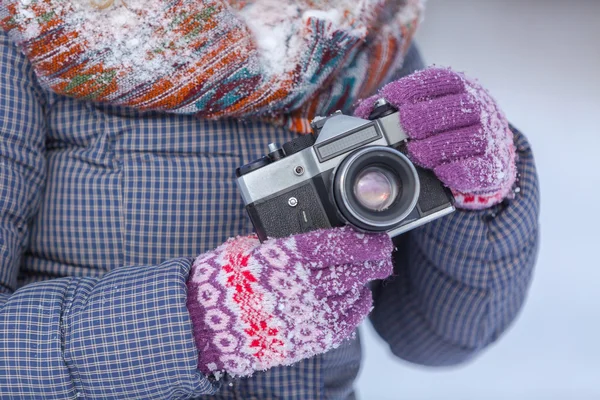 Ragazza con fotocamera retrò — Foto Stock