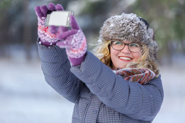 Vrouw maakt selfie — Stockfoto