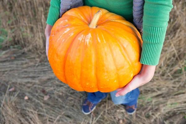 Meisje bedrijf pompoen — Stockfoto