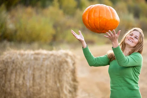 Chica lanzando calabaza — Foto de Stock