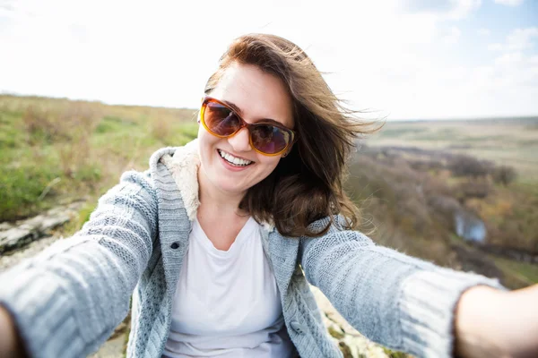 Glückliche Frau macht Selfie — Stockfoto