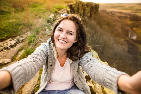 Glückliche Frau macht Selfie — Stockfoto