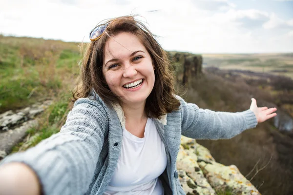 Glückliche Frau macht Selfie — Stockfoto