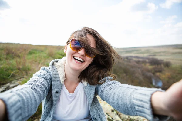 Glückliche Frau macht Selfie — Stockfoto