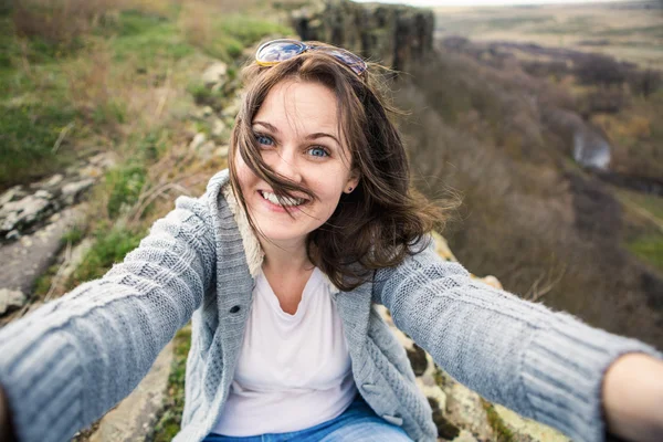 Mulher feliz fazendo selfie — Fotografia de Stock