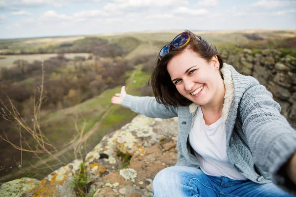 Glückliche Frau macht Selfie — Stockfoto