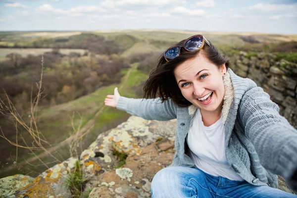 Glückliche Frau macht Selfie — Stockfoto