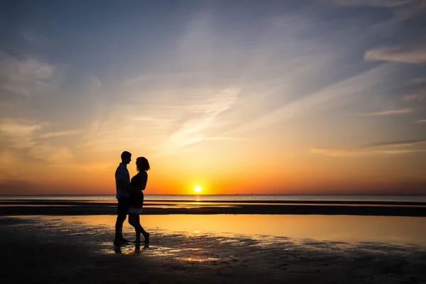 Silhouettes de couple aimant — Photo