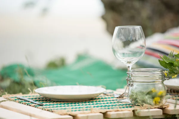 Stoviglie moderne su tavolo in legno — Foto Stock