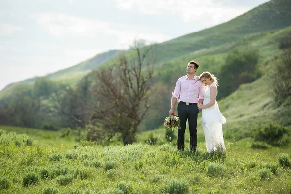 Brautpaar über die Natur — Stockfoto