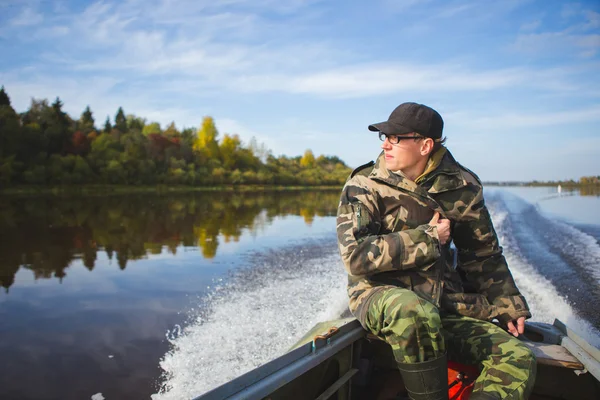 Fisher man besturingselementen boot — Stockfoto