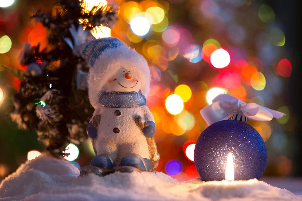 Schattige sneeuwpop speelgoed en bauble — Stockfoto