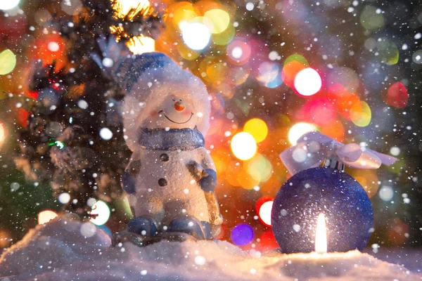 Niedliches Schneemannspielzeug und Christbaumkugel — Stockfoto