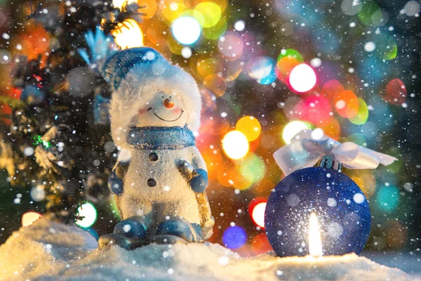 Schattige sneeuwpop speelgoed en bauble — Stockfoto