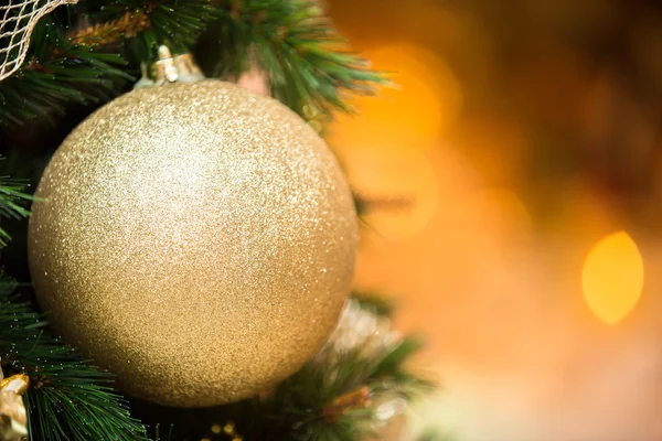 クリスマス装飾的なゴールデン ボール — ストック写真