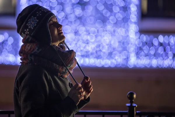 Mulher no Natal luzes fundo — Fotografia de Stock