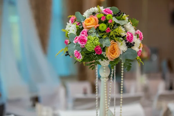 Svatební dekorace s květinami — Stock fotografie