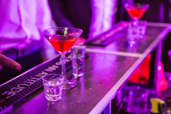 Barman preparação de coquetéis — Fotografia de Stock