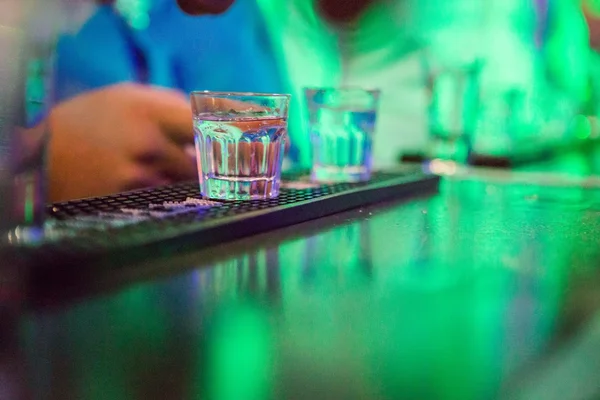 Barman preparação de coquetéis — Fotografia de Stock