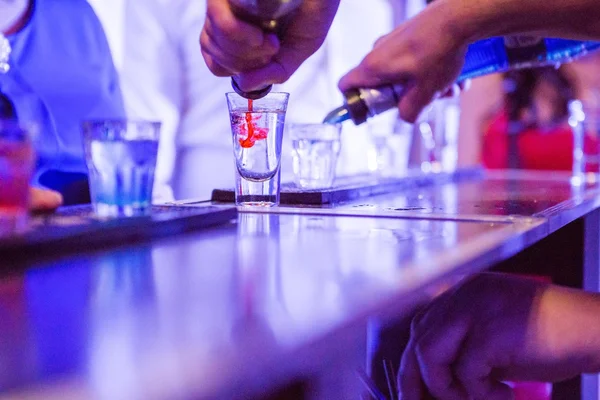 Barman preparação de coquetéis — Fotografia de Stock