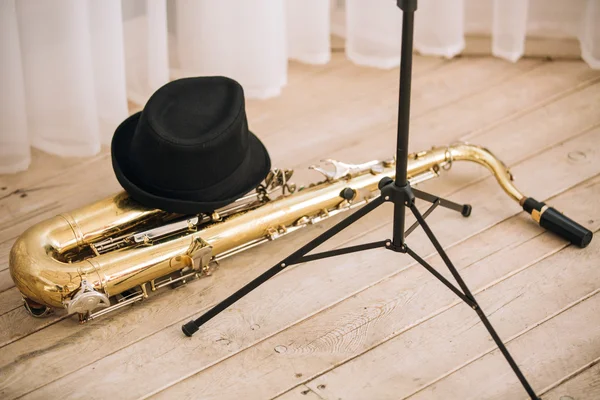 Шапка і саксофон на підлозі — стокове фото