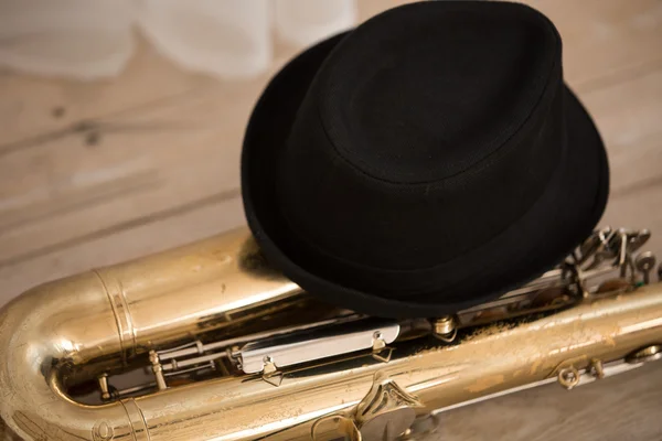 Шапка і саксофон на підлозі — стокове фото