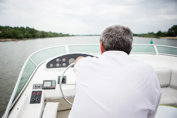 川に乗ってボート ドライバー — ストック写真