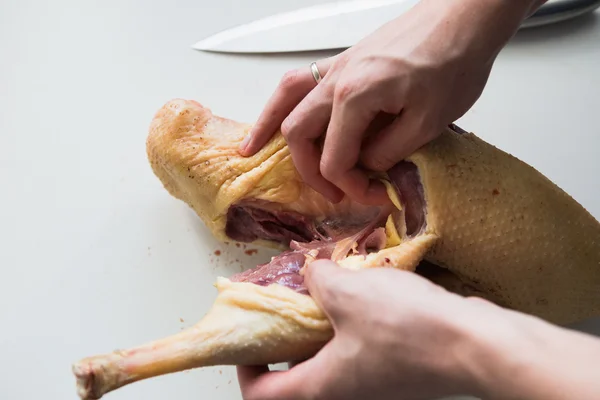 Hombre corta carne de ganso . — Foto de Stock