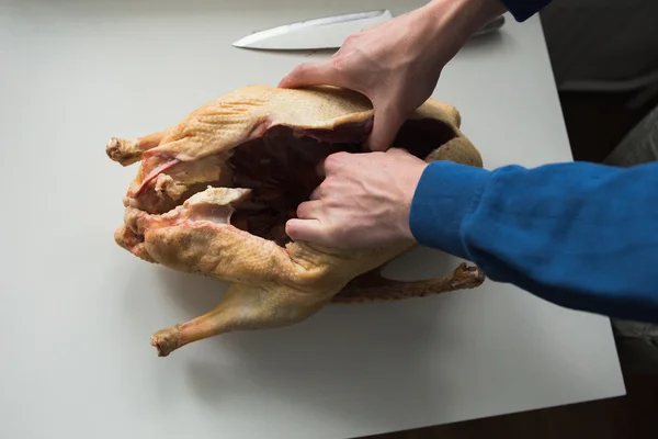 Hombre corta carne de ganso . — Foto de Stock