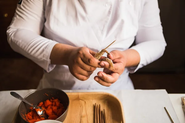 Chef preparare gamberetti — Foto Stock