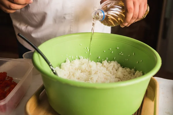 Comida japonesa, rollos de sushi chef — Foto de Stock