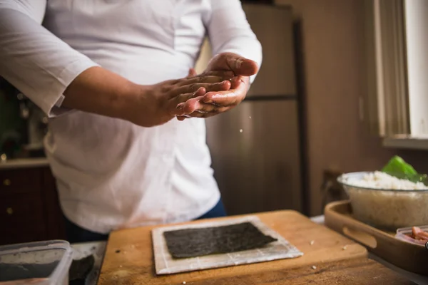 Chef haciendo rollos — Foto de Stock