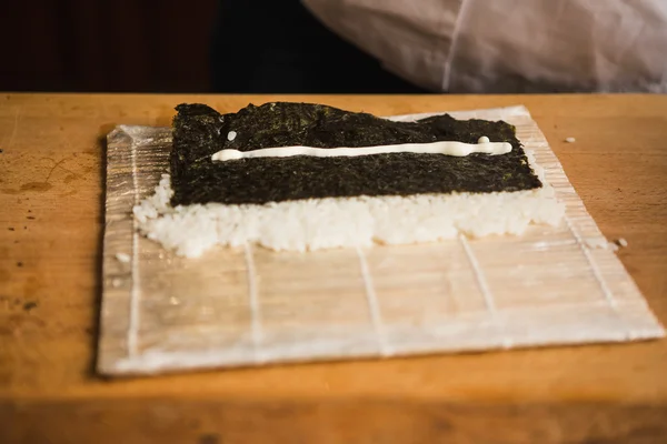 Chef haciendo rollos — Foto de Stock