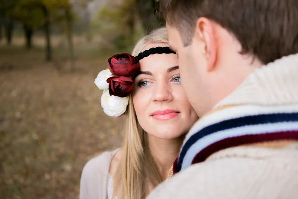 Mooi paar in park — Stockfoto