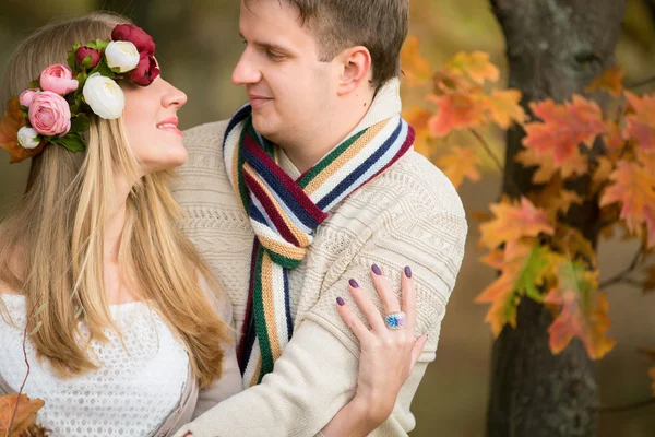 Bella coppia nel parco — Foto Stock