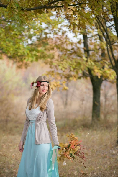 Chica bonita en vestido largo —  Fotos de Stock