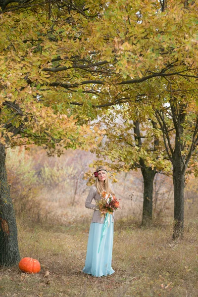 Beautful dívka v dlouhých šatech — Stock fotografie