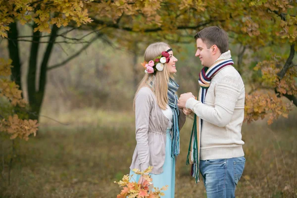 自由奔放に生きるのスタイルで秋の結婚式 — ストック写真