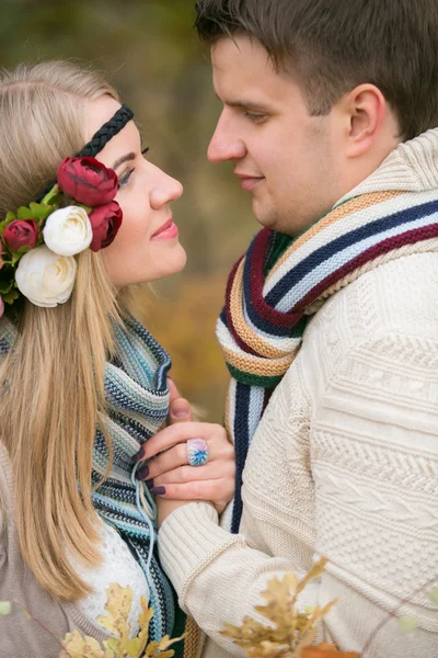 Hermosa pareja en el parque — Foto de Stock