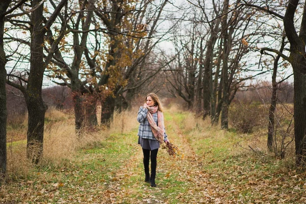Mädchen mit Herbststrauß — Stockfoto
