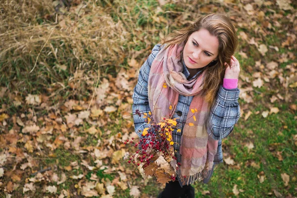 Chica sosteniendo ramo de otoño —  Fotos de Stock
