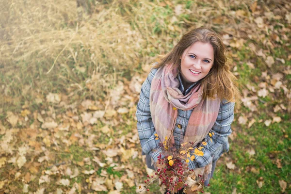 Dziewczyna trzyma jesienny bukiet — Zdjęcie stockowe